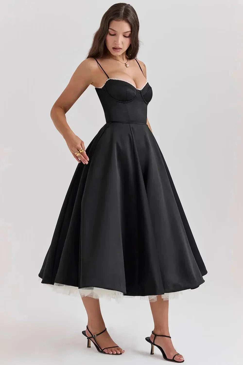 Damen Midi-Satin-Kleid in Schwarz mit Cremefarbenem Tüll – High-quality product image.