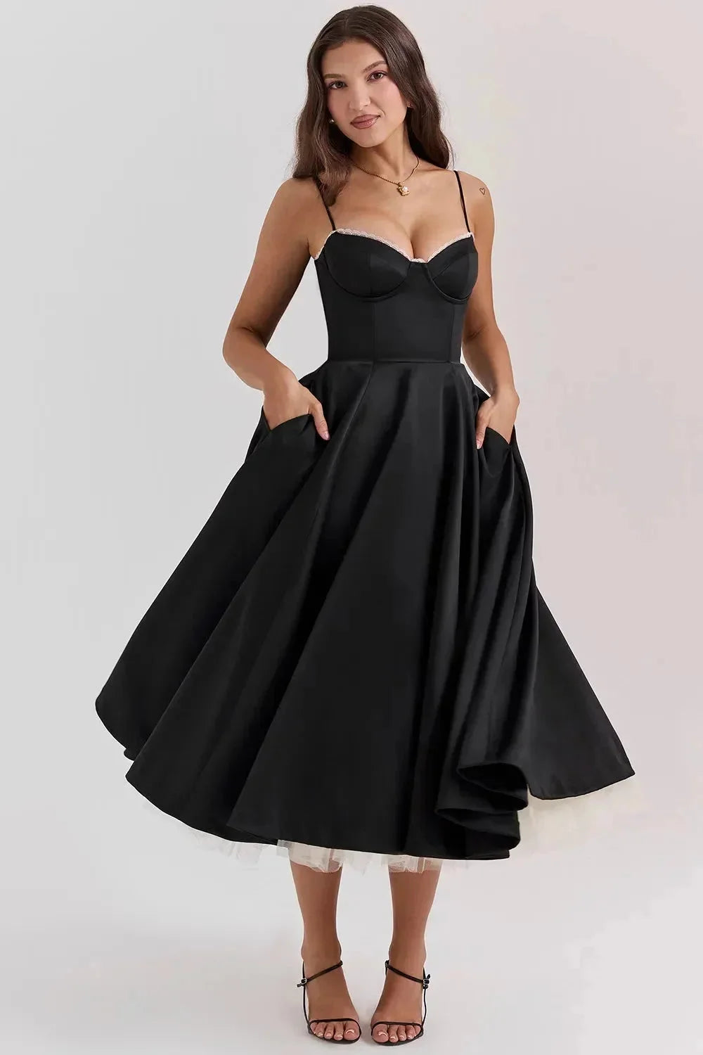 Damen Midi-Satin-Kleid in Schwarz mit Cremefarbenem Tüll – High-quality product image.