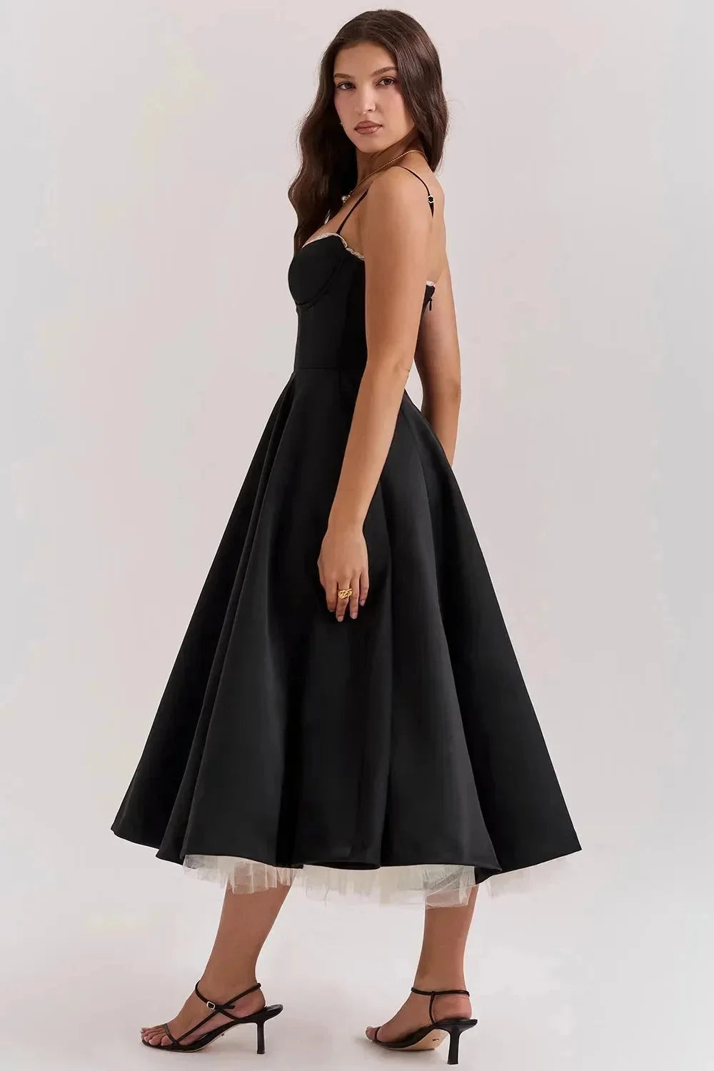 Damen Midi-Satin-Kleid in Schwarz mit Cremefarbenem Tüll – High-quality product image.