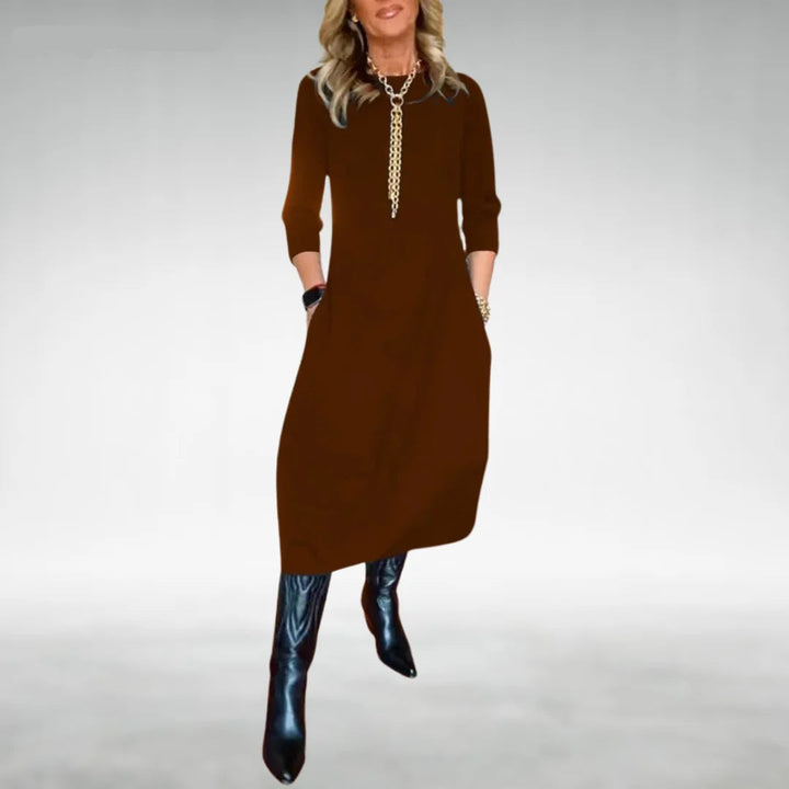 Braunes Damen Midikleid aus weichem Stoff mit Dreiviertelärmeln und praktischen Taschen für lässige Anlässe.