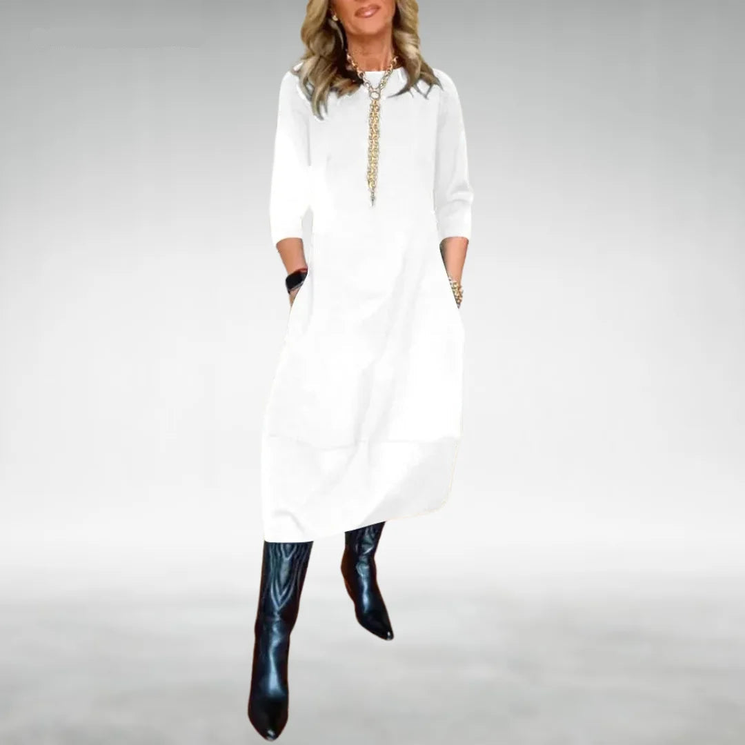 Weißes Damen Midikleid aus leichter Baumwolle mit Dreiviertelärmeln und praktischen Taschen für Alltag und Freizeit.