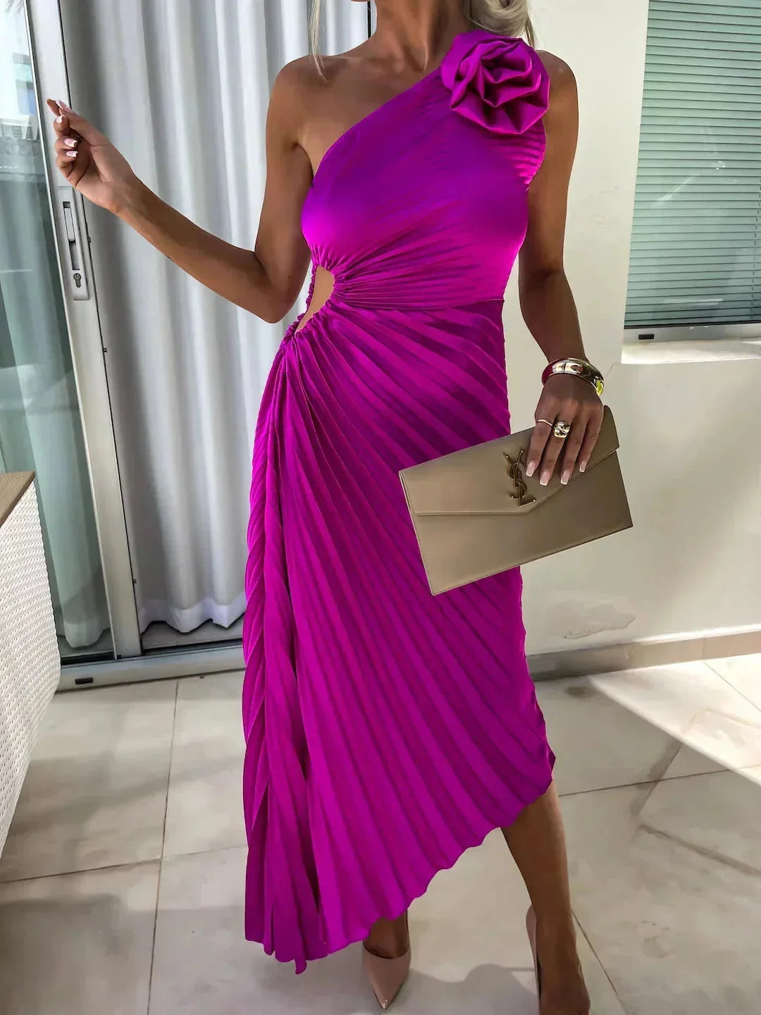Damen Midikleid mit einer Schulter und Falten – High-quality product image.