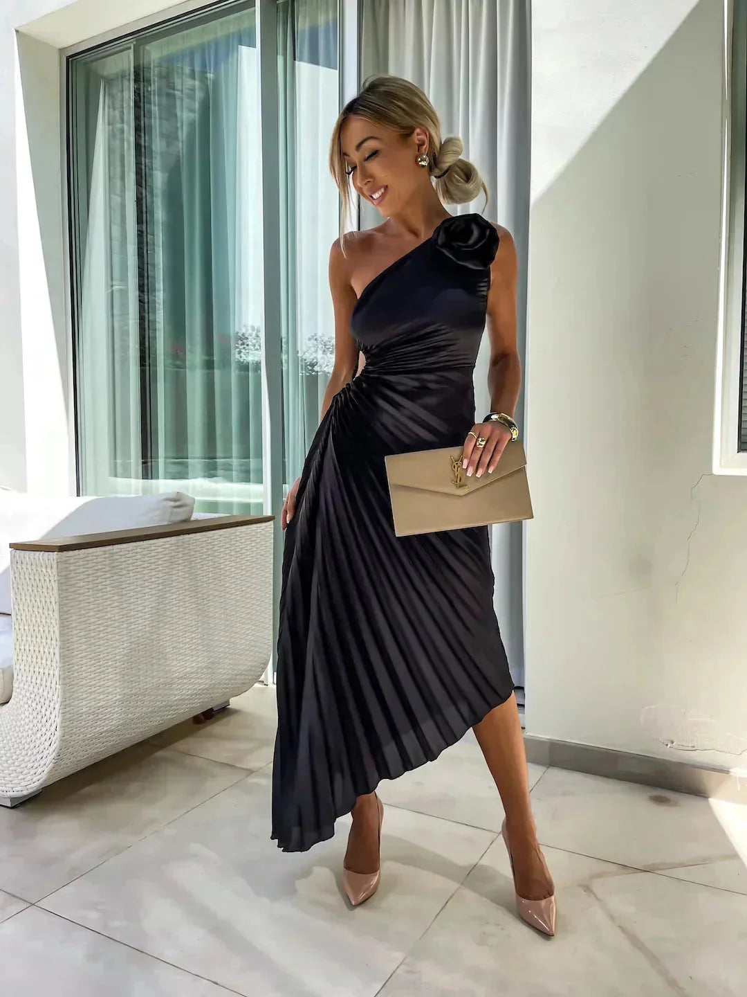 Damen Midikleid mit einer Schulter und Falten – High-quality product image.