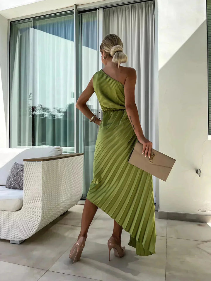 Damen Midikleid mit einer Schulter und Falten – High-quality product image.