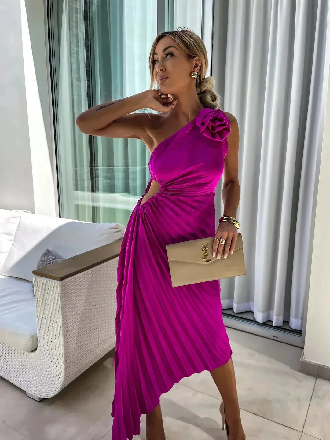 Damen Midikleid mit einer Schulter und Falten – High-quality product image.