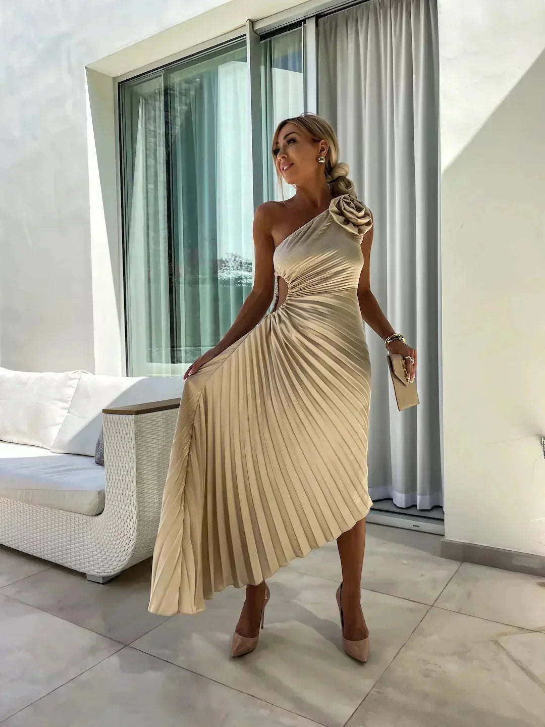 Damen Midikleid mit einer Schulter und Falten – High-quality product image.