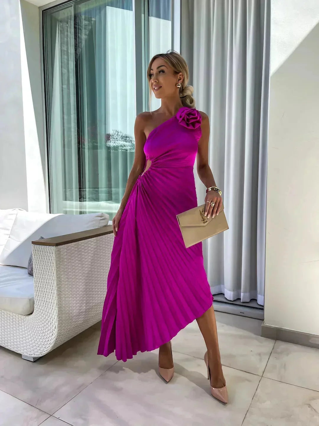 Damen Midikleid mit einer Schulter und Falten – High-quality product image.