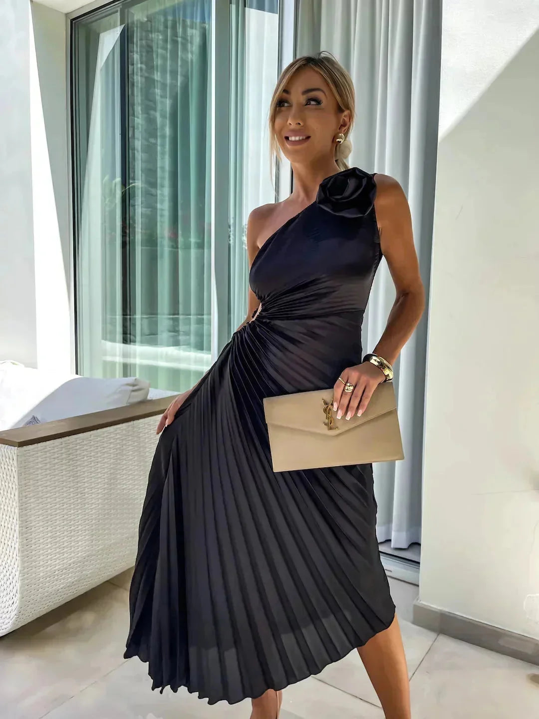 Damen Midikleid mit einer Schulter und Falten – High-quality product image.
