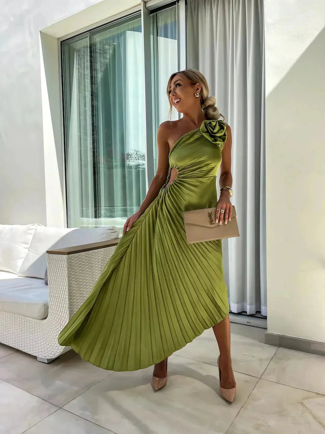 Damen Midikleid mit einer Schulter und Falten – High-quality product image.