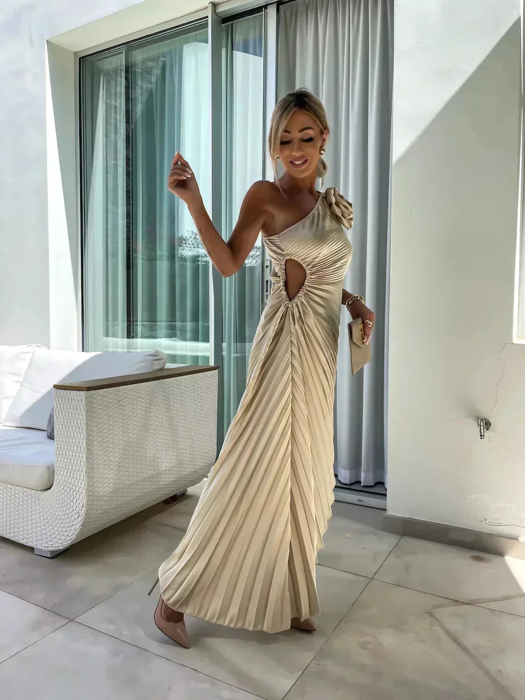 Damen Midikleid mit einer Schulter und Falten – High-quality product image.