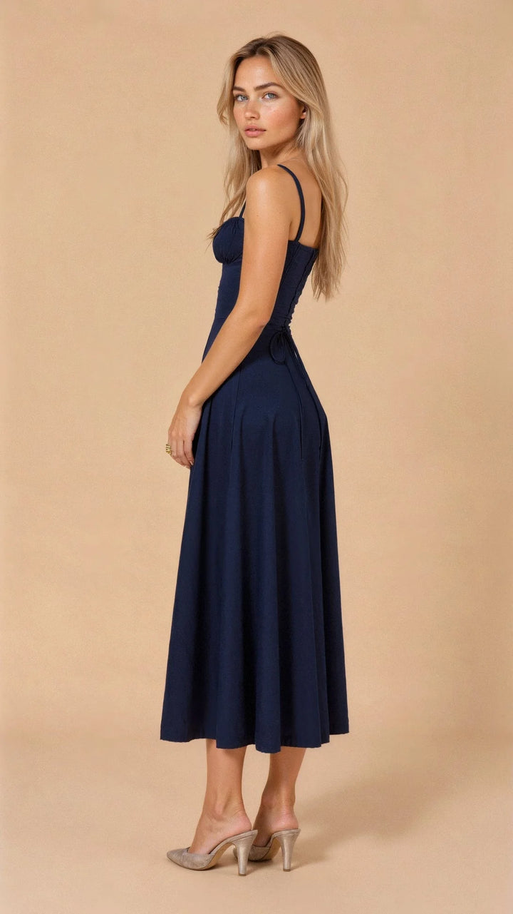Damen Midikleid aus leichtem Stoff mit floralem Muster und Schnürdetail, ideal für den Sommer oder besondere Anlässe.