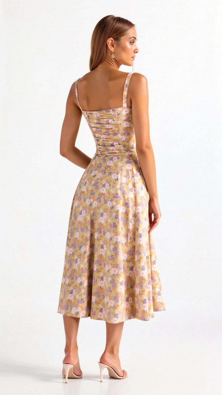 Damen Midikleid aus leichtem Stoff mit floralem Muster und Schnürdetail, ideal für den Sommer.