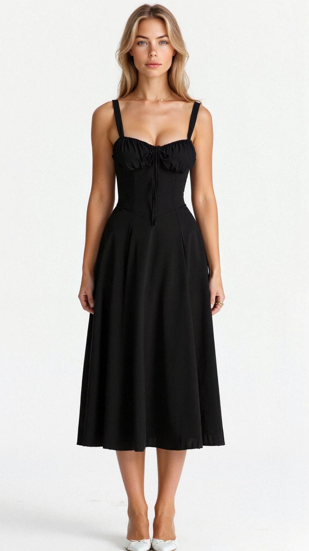 Schwarzes Damen Midikleid, verziert mit floralem Muster und Schnürdetail, aus leichtem Stoff für den perfekten Sommer-Look.