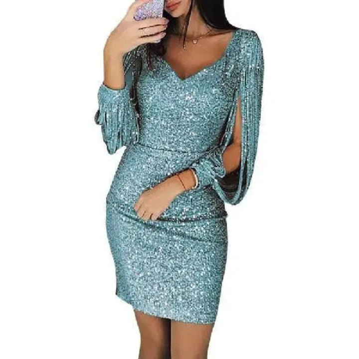 Hellgrünes Damen Mini-Abendkleid mit elegantem V-Ausschnitt und funkelndem Glitzerdetail, perfekt für besondere Anlässe.