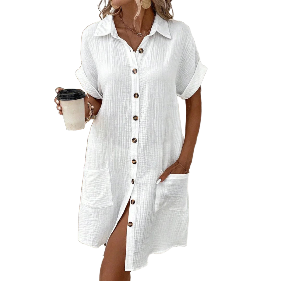 Weißes Damen Hemdkleid mit Kurzarm und Knopfleiste, aus leichtem Stoff, schlichtes Design.