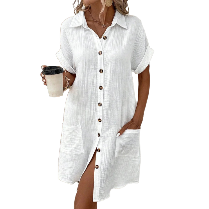 Weißes Damen Hemdkleid mit Kurzarm und Knopfleiste, aus leichtem Stoff, schlichtes Design.