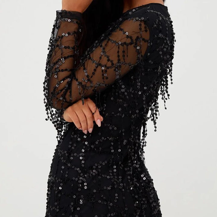 Schwarzes Damen Mini-Kleid mit Pailletten und transparenten Ärmeln, ideal für den Abendlook.