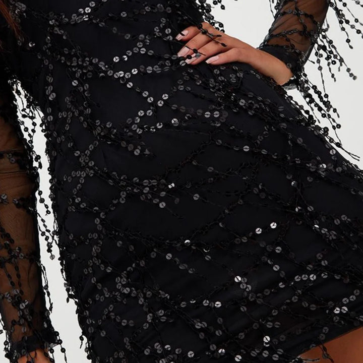 Schwarzes Damen Mini-Kleid mit Pailletten und transparenten Ärmeln, ideal für festliche Anlässe.