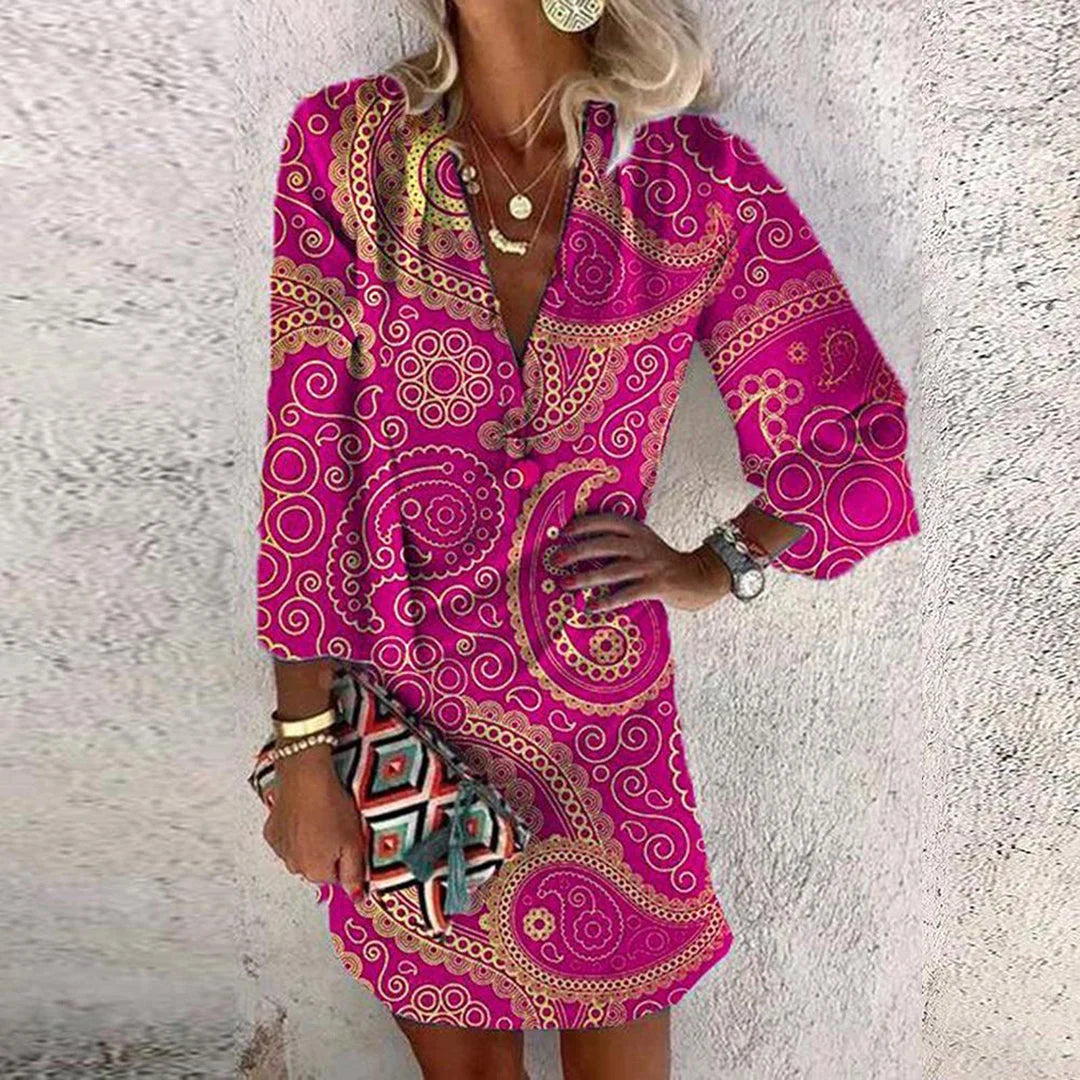 Kurzes Damen Minikleid in Pink mit Paisley-Muster, V-Ausschnitt in Rosa rot, ideal für den Sommer, aus leichtem Stoff.