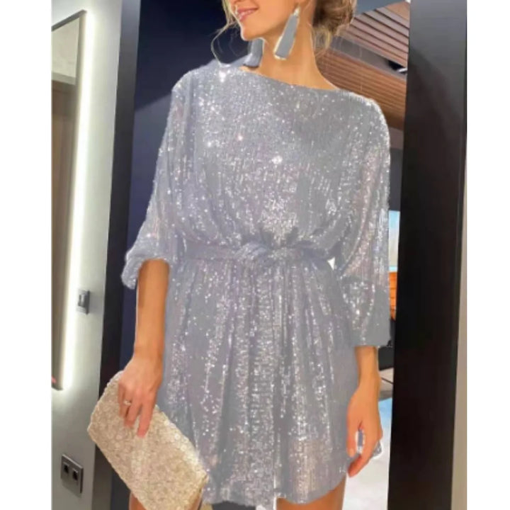 Silbernes Minikleid für Damen mit Glitzer-Effekt und Ballonärmeln, ein echter Blickfang für besondere Anlässe.