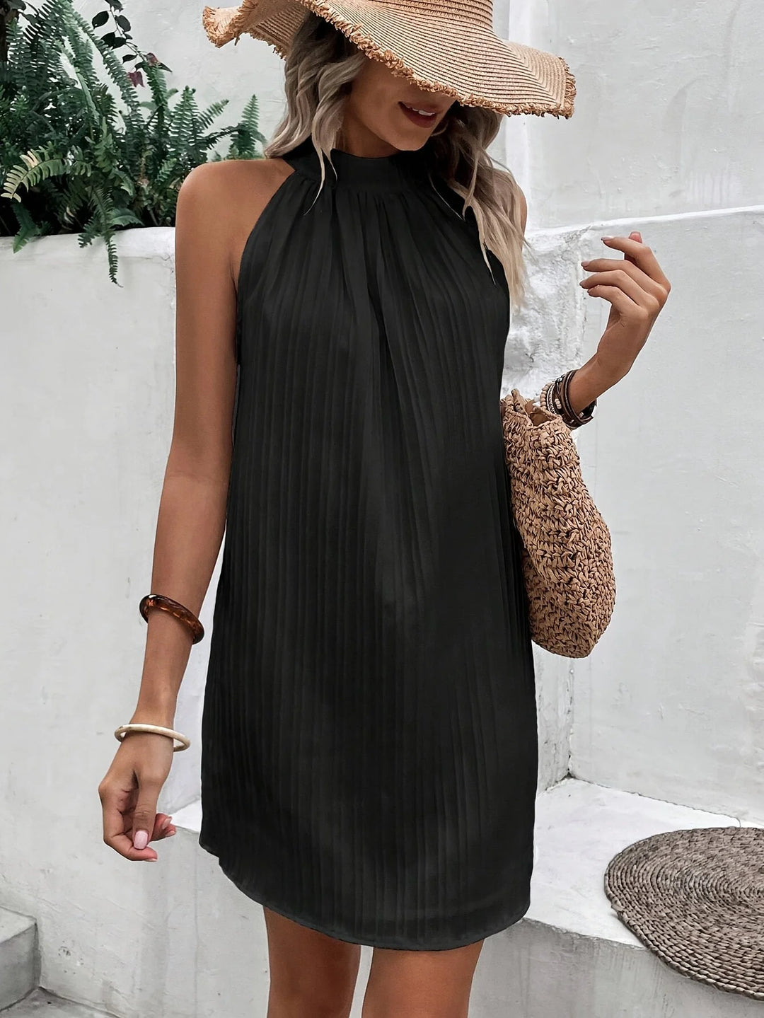 Schwarzes Damen Minikleid mit Neckholder und Plisseefalten in Anthrazit. Aus leichtem Stoff für einen eleganten Look.