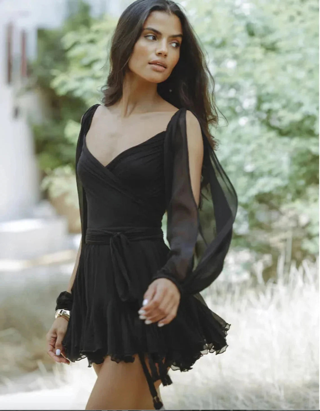 Damen Minikleid mit Rüschen und V-Ausschnitt – High-quality product image.