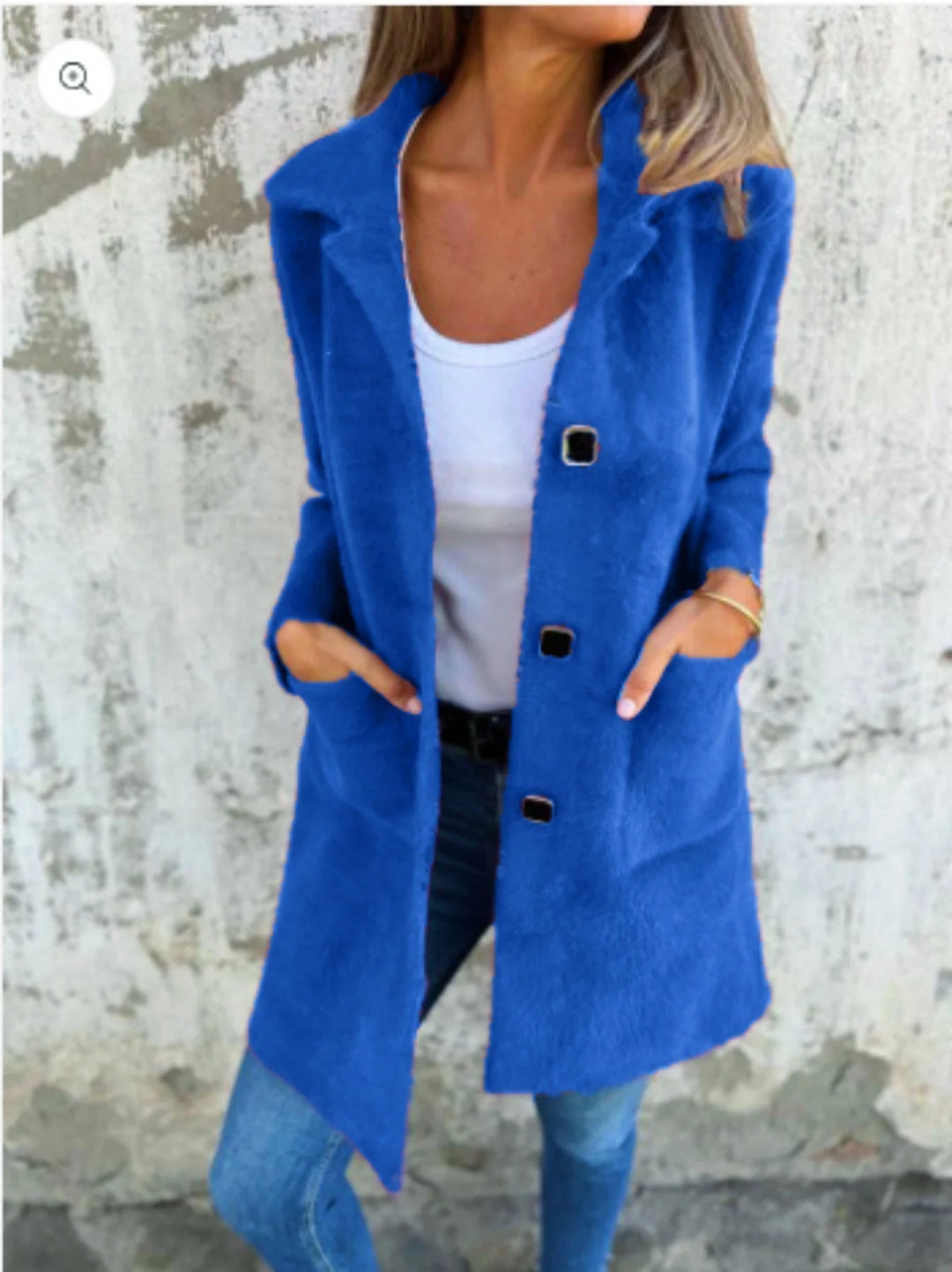 Damen mittellanger blauer Mantel aus grobem Material mit Knopfleiste und zwei seitlichen Taschen. Alltagstauglicher Stil.