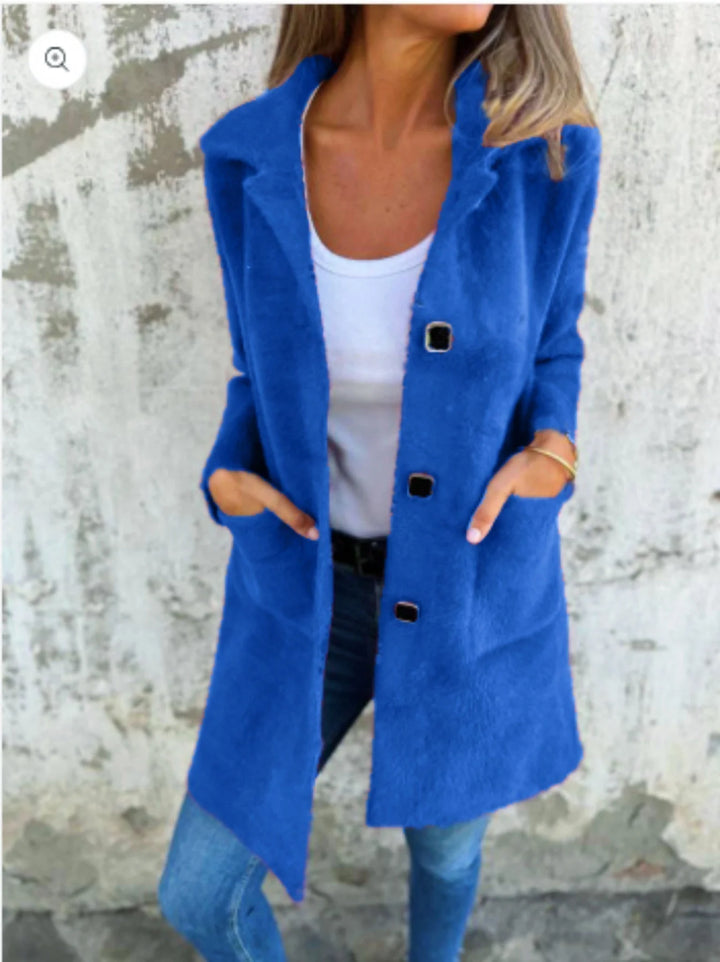 Damen mittellanger blauer Mantel aus grobem Material mit Knopfleiste und zwei seitlichen Taschen. Alltagstauglicher Stil.