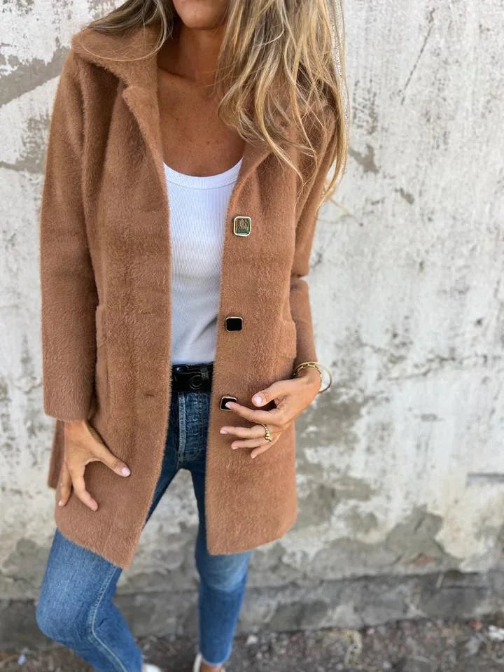 Damen Mittellanger grober Mantel in Khaki, aus strapazierfähigem Material, mit Knopfleiste und klassischem Schnitt.