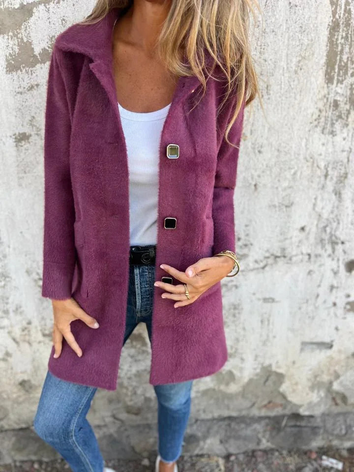 Damen mittellanger grober lila Mantel mit Knopfleiste aus warmem Wollgemisch und klassischen Taschen für kalte Tage.