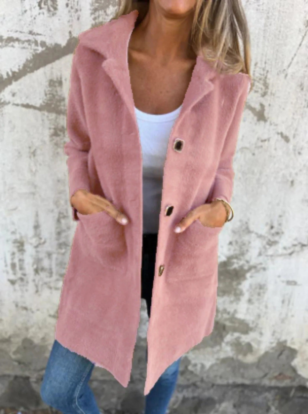 Alt-Text: Rosa Damen-Mantel aus Grobstrick, mittellang mit Knopfleiste, ideal für kühle Tage und lässige Outfits.