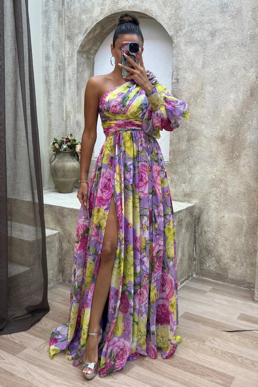 Damen One-Shoulder Maxikleid mit floralem Design – High-quality product image.