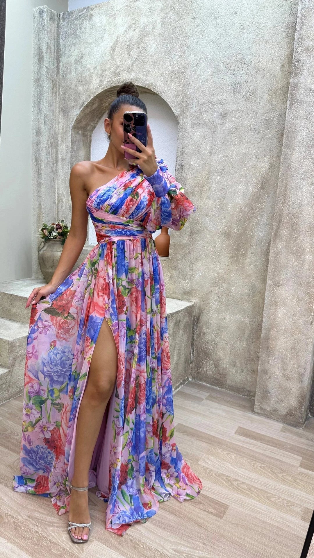 Damen One-Shoulder Maxikleid mit floralem Design – High-quality product image.