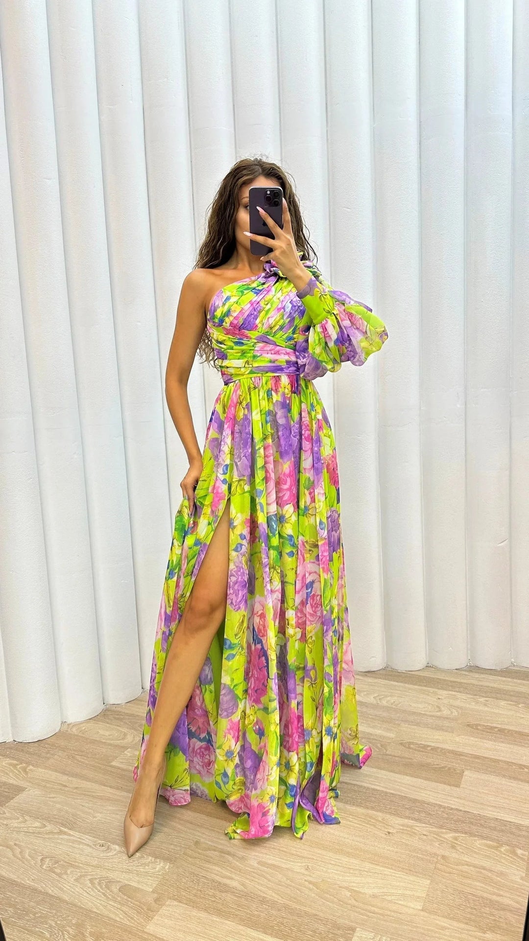 Damen One-Shoulder Maxikleid mit floralem Design – High-quality product image.