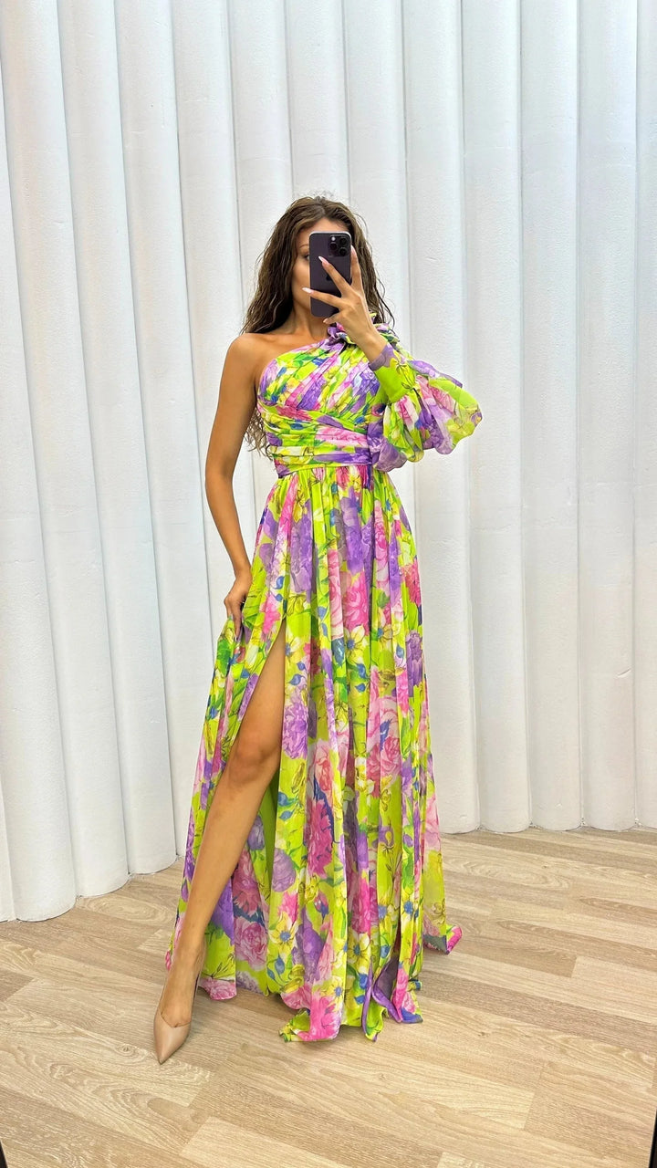 Damen One-Shoulder Maxikleid mit floralem Design – High-quality product image.