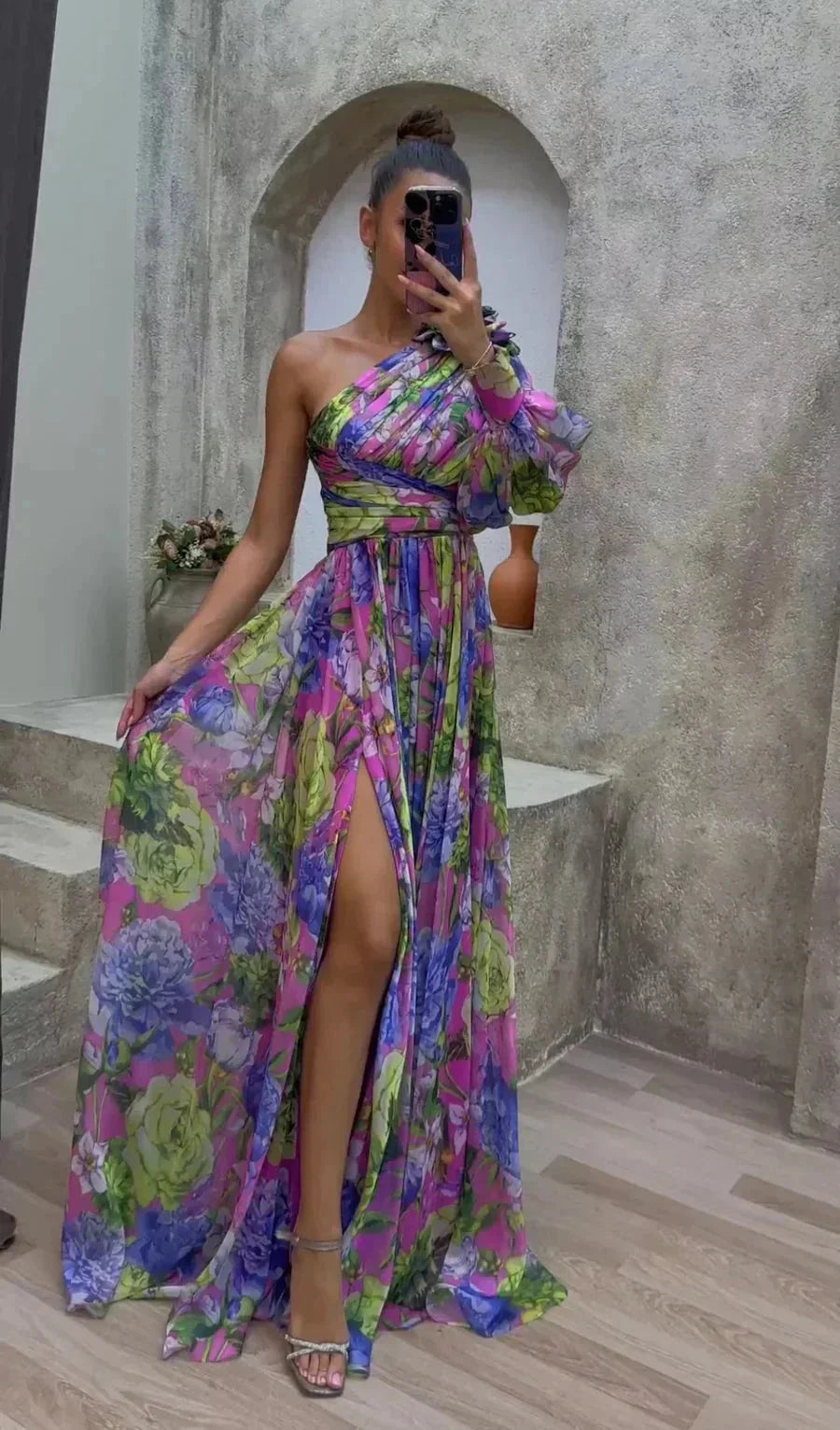 Damen One-Shoulder Maxikleid mit floralem Design – High-quality product image.