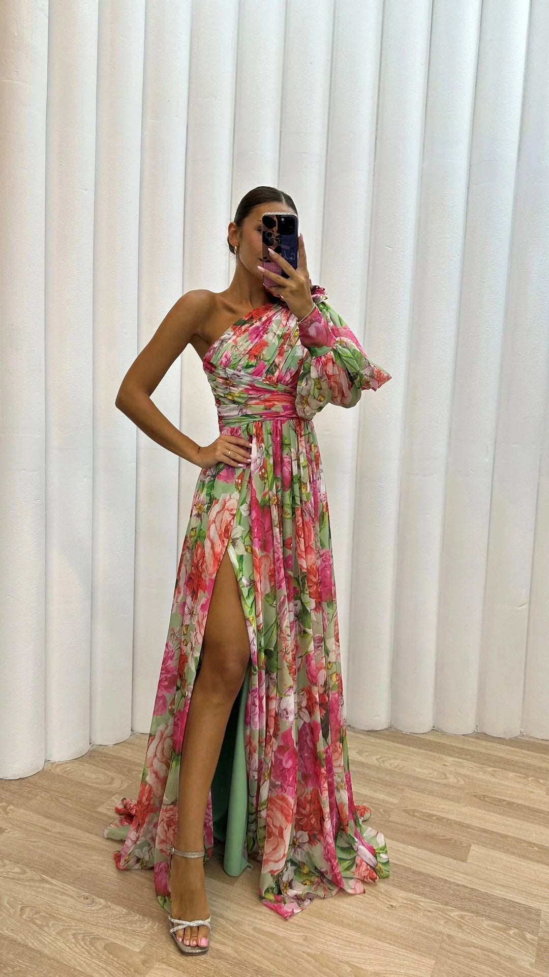 Damen One-Shoulder Maxikleid mit floralem Design – High-quality product image.