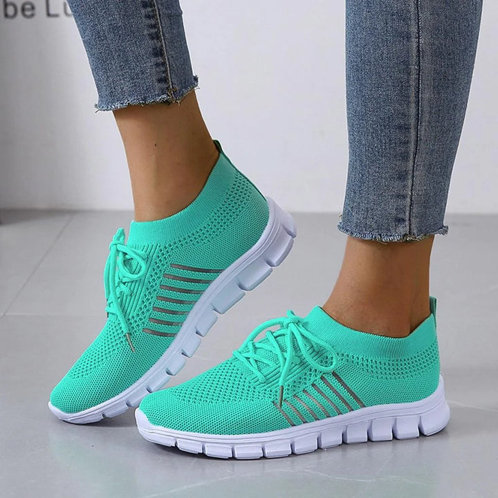 Graue Orthopädische Damen-Sneakers mit atmungsaktivem Netzgewebe für Komfort und Stil unterwegs.