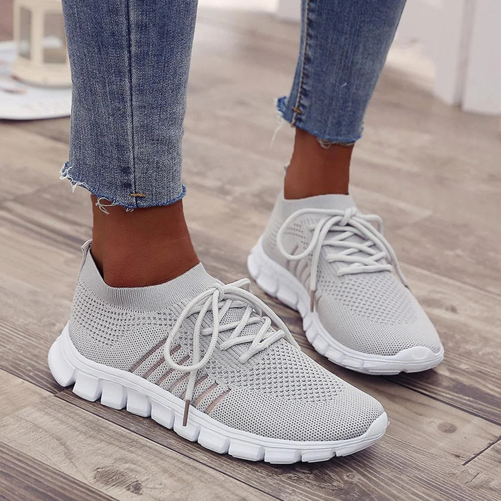 Graue orthopädische Damen-Sneakers aus atmungsaktivem Netzgewebe mit orthopädischer Einlegesohle, ideal für den ganztägigen…