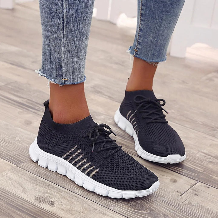 Schwarze Damen Orthopädische Sneakers aus atmungsaktivem Netzstoff mit bequemer Passform für schmerzfreie Fußunterstützung.