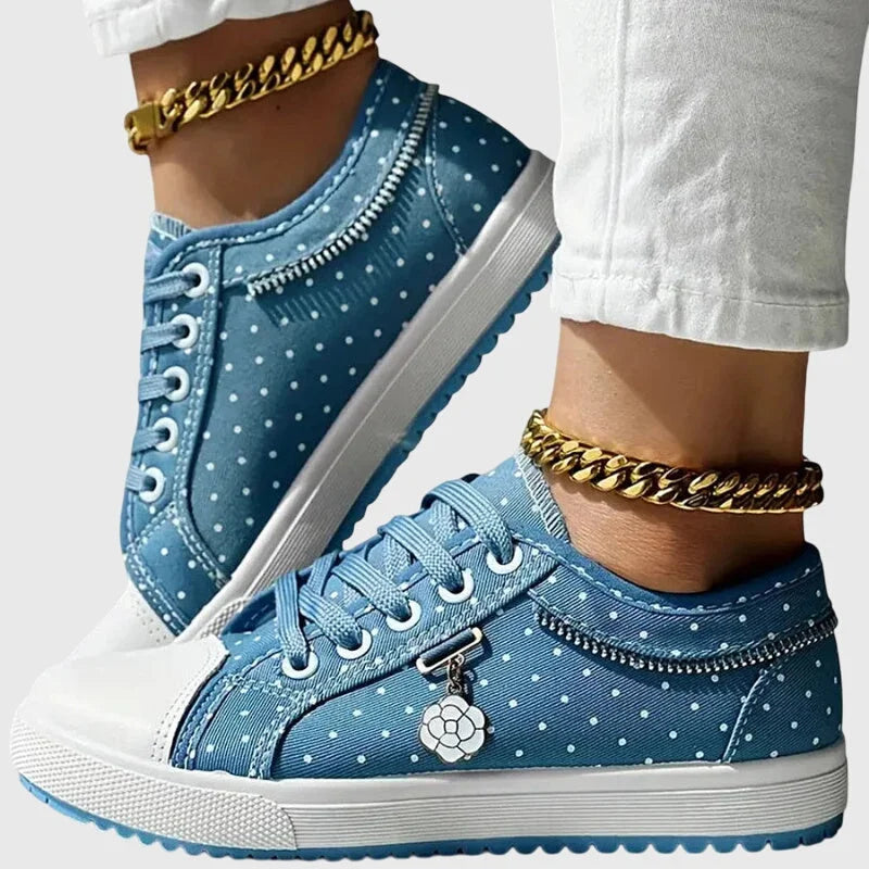 Himmelblaue Damen Sneaker aus atmungsaktivem Material mit floralem Design und orthopädischer Unterstützung für den Alltag.