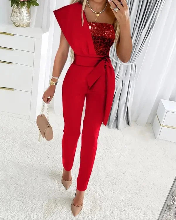 Roter Damen Overall mit glänzendem Pailletten-Oberteil und passendem Gürtel, perfekt für besondere Anlässe oder Partys.