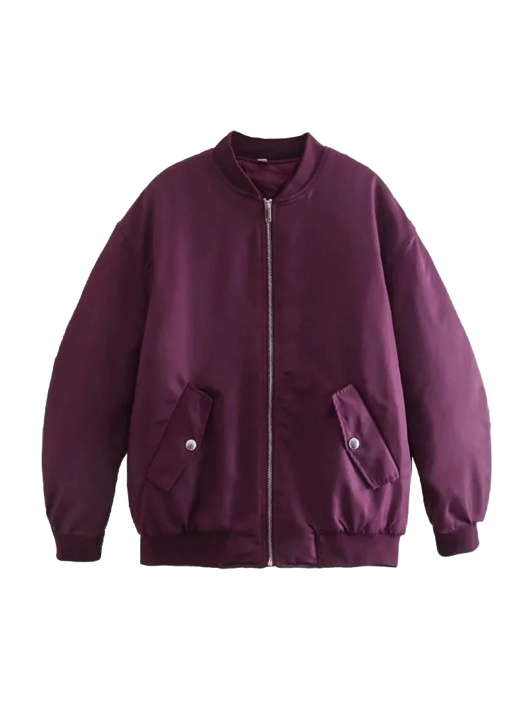 Lila Damen Oversize Bomberjacke aus leichter Baumwolle, mit elastischen Bündchen und praktischen Taschen für Übergangswetter.