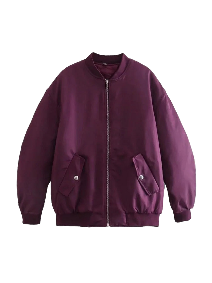 Lila Damen Oversize Bomberjacke aus leichter Baumwolle, mit elastischen Bündchen und praktischen Taschen für Übergangswetter.