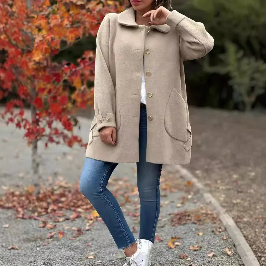 Damen Oversize-Mantel aus weichem Stoff mit Knopfleiste und klassischem Kragen, ideal für die Übergangszeit.