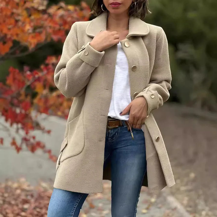 Beige Damen Oversize-Mantel aus weichem Material mit Knopfleiste und klassischem Kragen, ideal für kalte Tage.