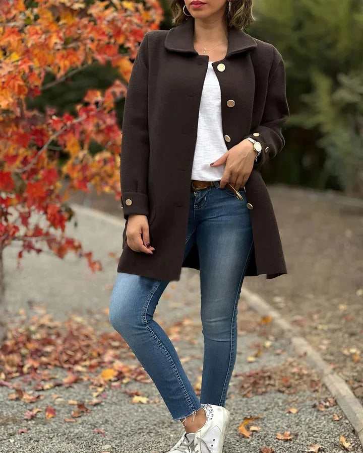 Brauner Damen Oversize-Mantel aus weichem Material mit Knopfleiste und klassischem Kragen für lässigen Stil.