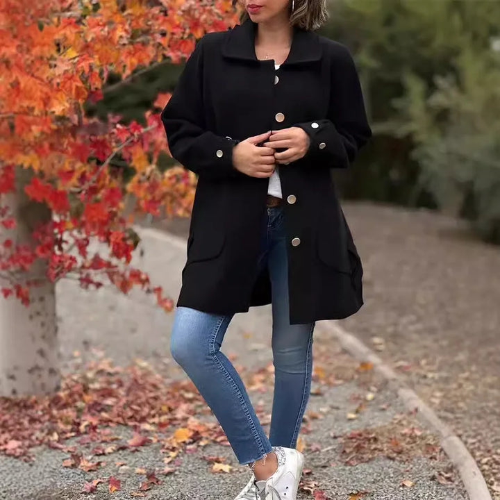 Schwarzer Damen Oversize-Mantel aus warmem Material mit Knopfleiste und klassischem Kragen für komfortable Passform.
