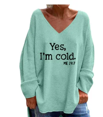 Damen Oversize Pullover in Grün mit V-Ausschnitt und auffälligem Statement-Print, aus bequemem Baumwollmix gefertigt.