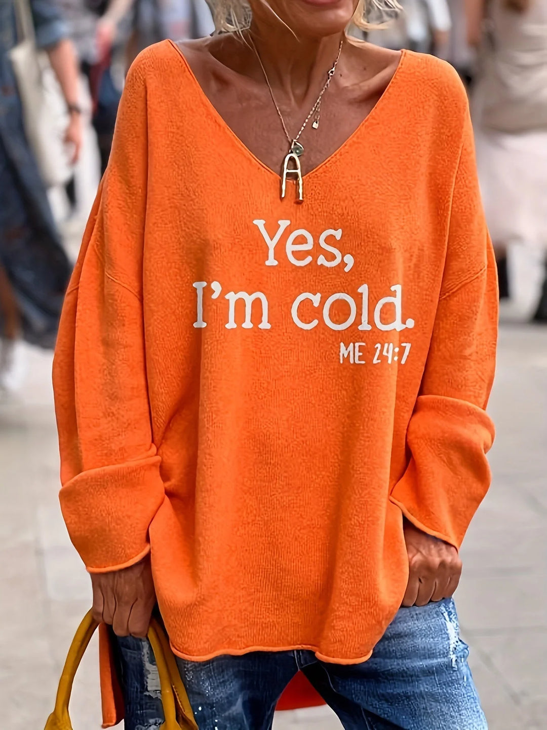 Damen Oversize Pullover in Orange-Rot, V-Ausschnitt, weicher Stoff, mit auffälligem Statement-Print für lässige Looks.